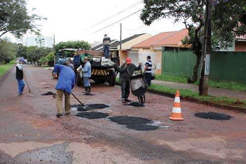 Governo Municipal realiza operação tapa-buracos